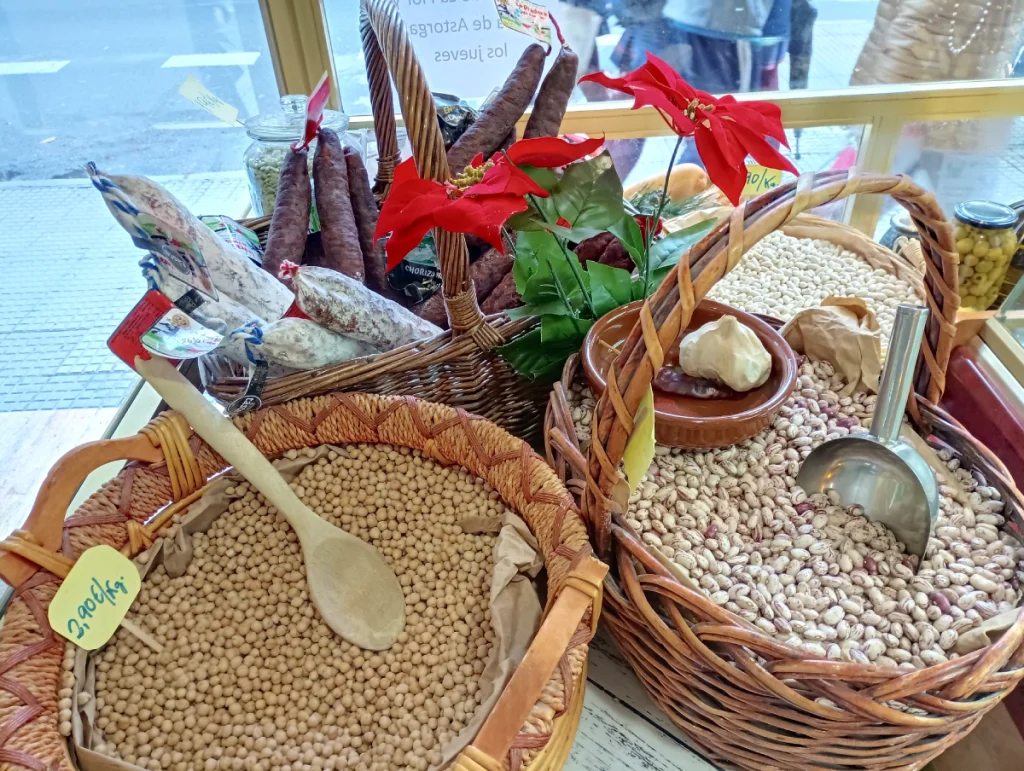 cestas de alubias y de embutidos en Horno de León