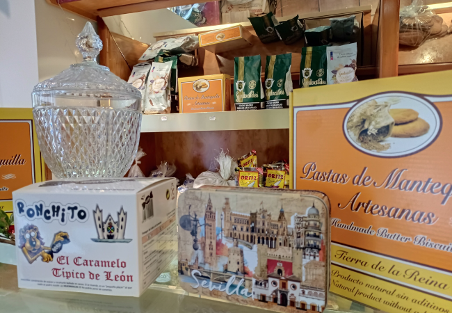 Mostrador de la tienda con productos a la venta en Horno de León