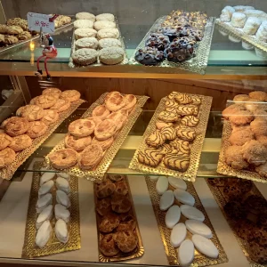 diferentes clases de pastas caseras expuestas en mostrador en Horno de León