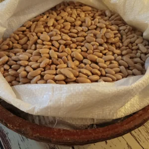 Alubia canela 1 kg en un cuenco de barro de Horno de León