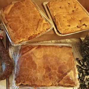 Empanadas artesanas elaboradas con masa de hojaldre o masa de pan de amplia variedad de sabores como atún, jamón y queso, picadillo, lomo con picadillo y queso, cecina de León con queso de cabra y mermelada de pimiento, champiñones con queso y bacón, entre otros