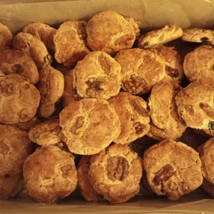 Caja de pasta de nueces y uvas pasas