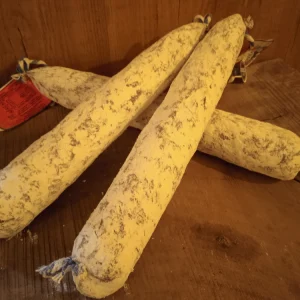 Salchichones expuestos en Horno de León